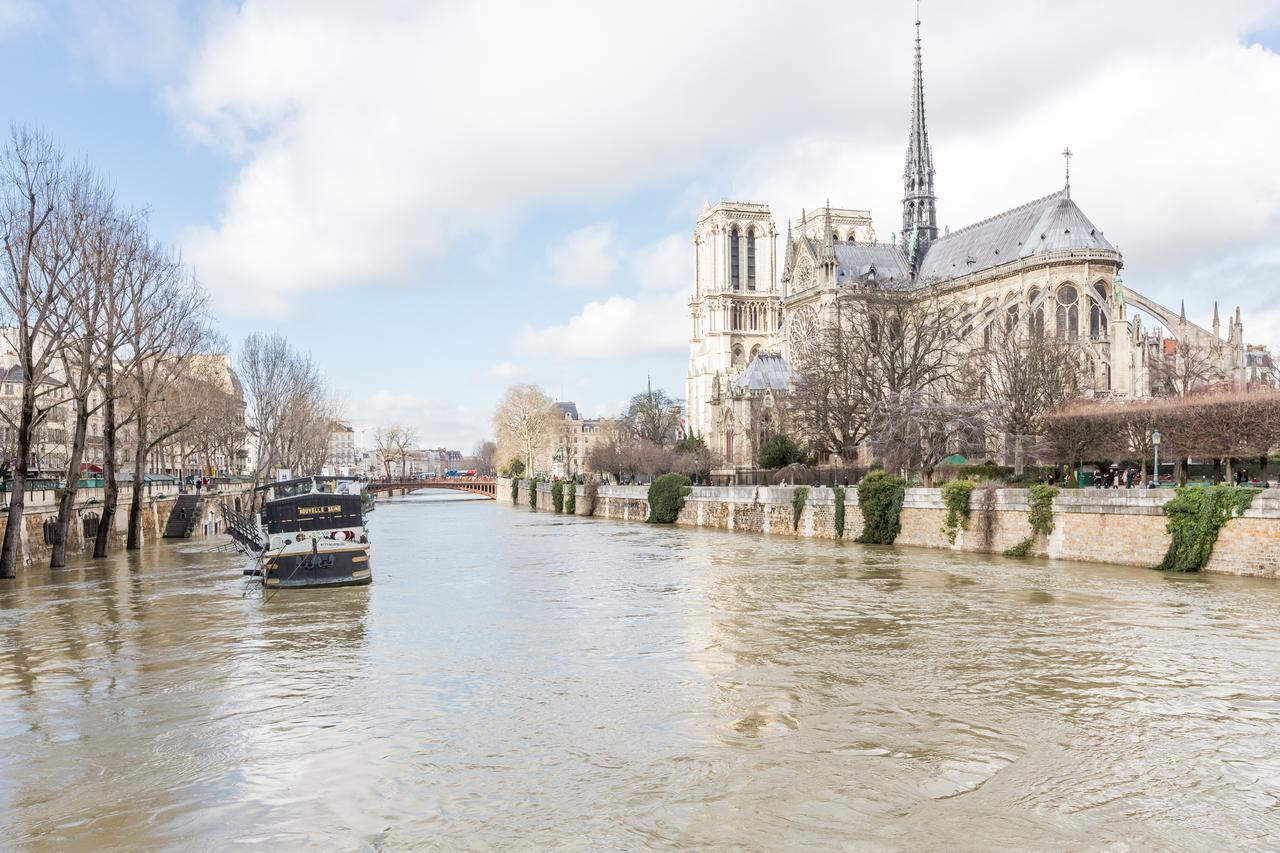 Veeve - Overlooking The Seine On Ile De La Cite Paříž Exteriér fotografie